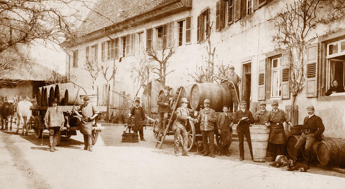 Altes Bild von Weingut Julius Zotz mit Menschen, Gebäuden und Fässern