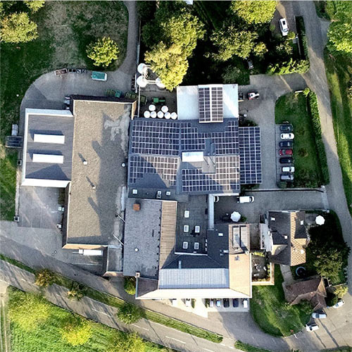 Weingut Zotz Gebäude von oben mit Photovoltaik